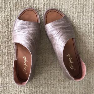 Free People Leather Flats / Sandals - 38